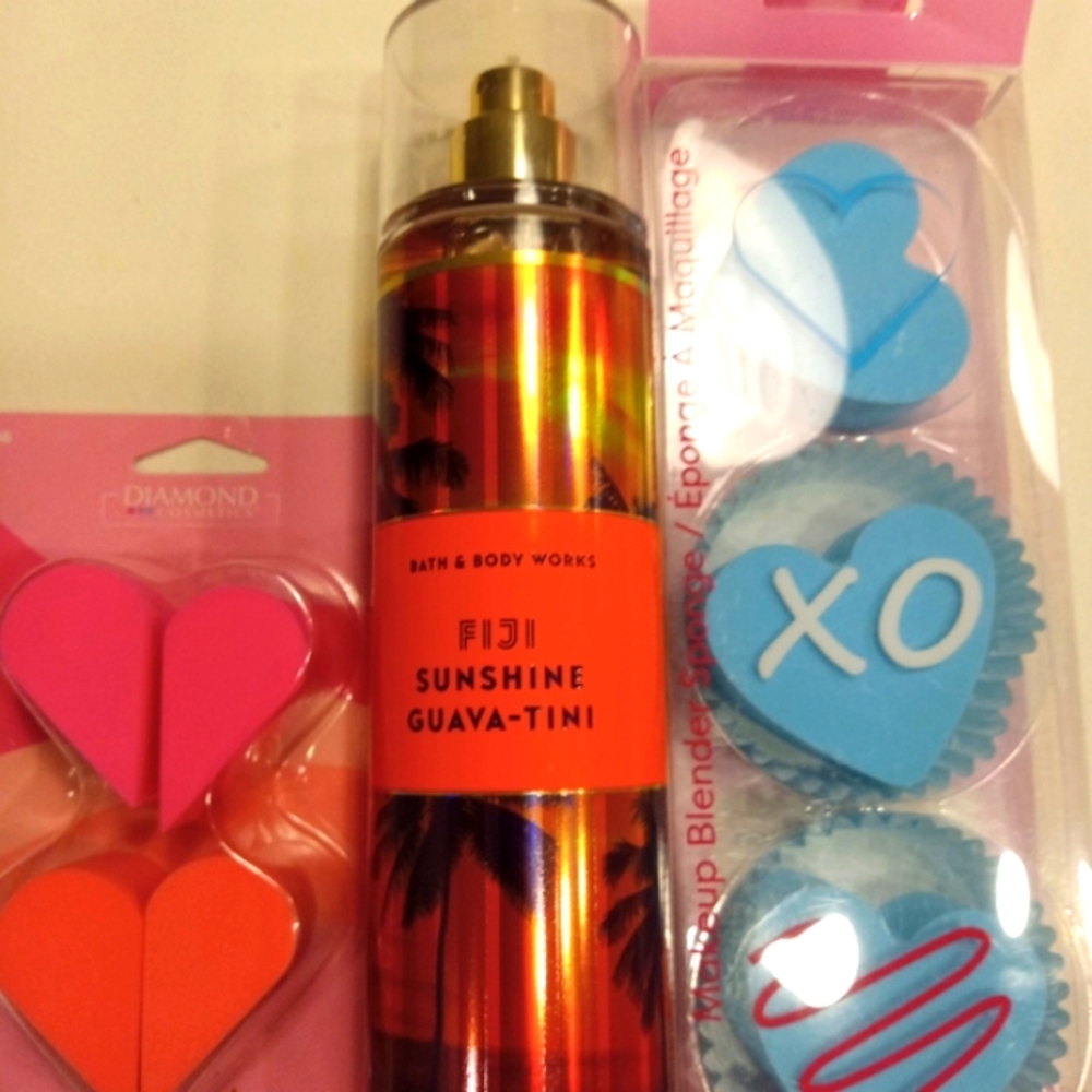 NWT Bath and Body Works Set! Body Spray and Make Up Sponges! 💜